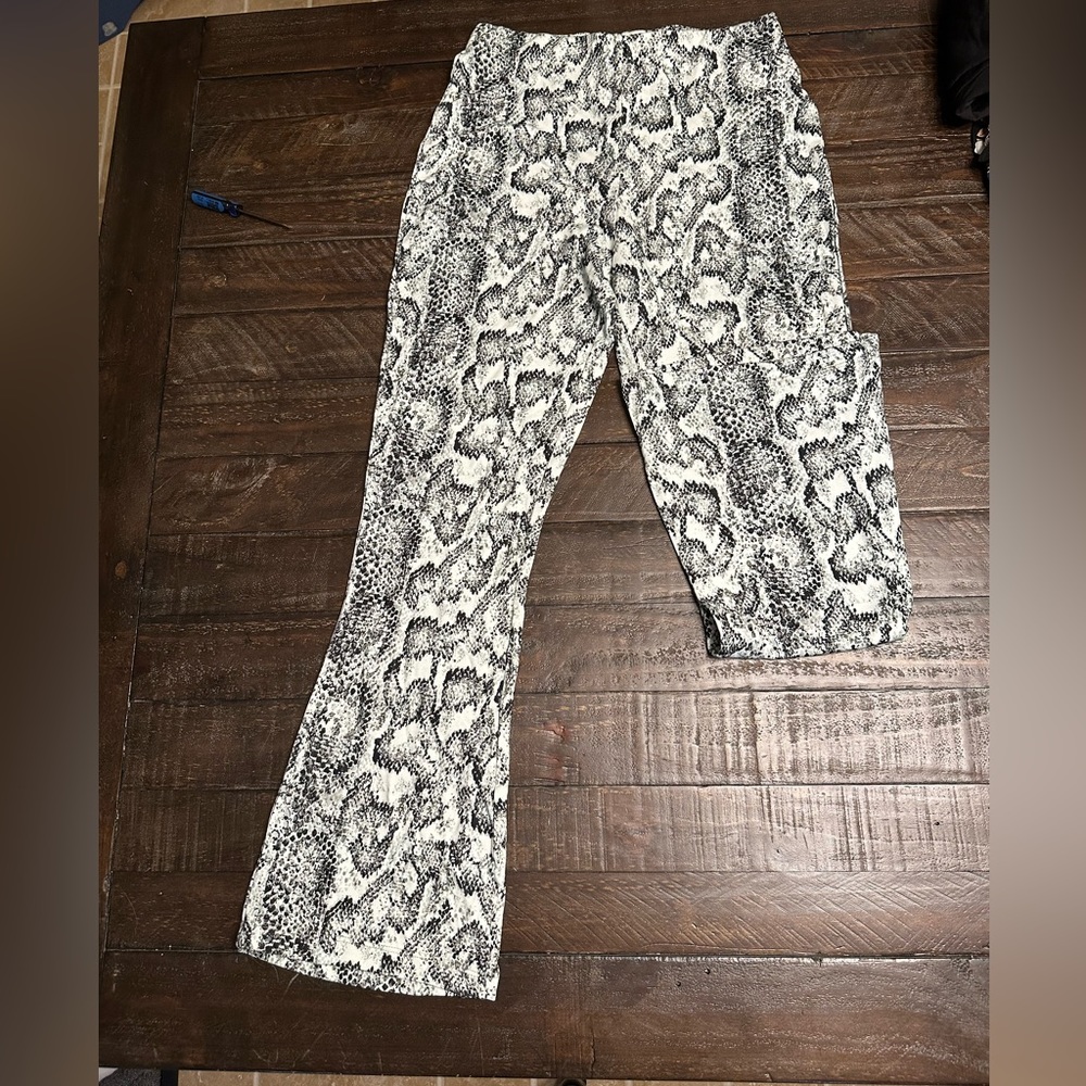 Urban outfitter leggings, size M wide leg, black and white